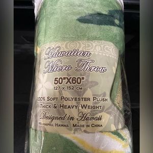 Kauhale Hawaiian Micro Green and Yellow Plush Throw NWT